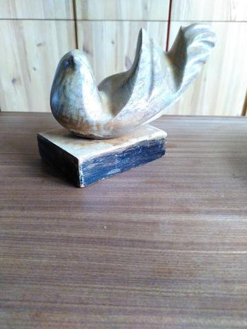 Art Deco vogel scupltuur gesigneerd beschikbaar voor biedingen