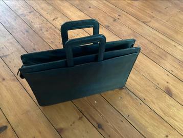 Gold-Pheil leren aktetas beschikbaar voor biedingen