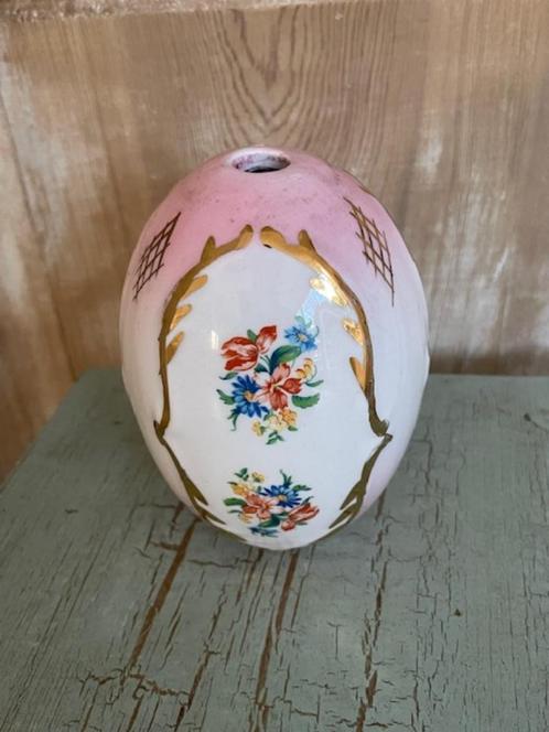Groot ei van porselein. Romantisch gedecoreerd bloemen. Rose, Huis en Inrichting, Woonaccessoires | Overige, Gebruikt, Ophalen