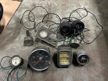 Diverse klokjes meters tellers oldtimer auto’s  beschikbaar voor biedingen