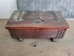 Vintage hele oude kist met sleutel en metalen studs, Minder dan 50 cm, Gebruikt, 50 tot 100 cm, Ophalen of Verzenden