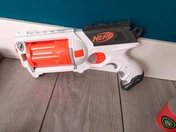 Nerfpistool met heel veel pijltjes beschikbaar voor biedingen
