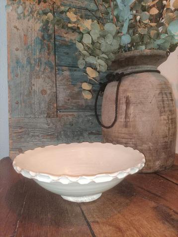 Oude brocante goed bewerkte schaal leuke details MOET WEG!!! beschikbaar voor biedingen