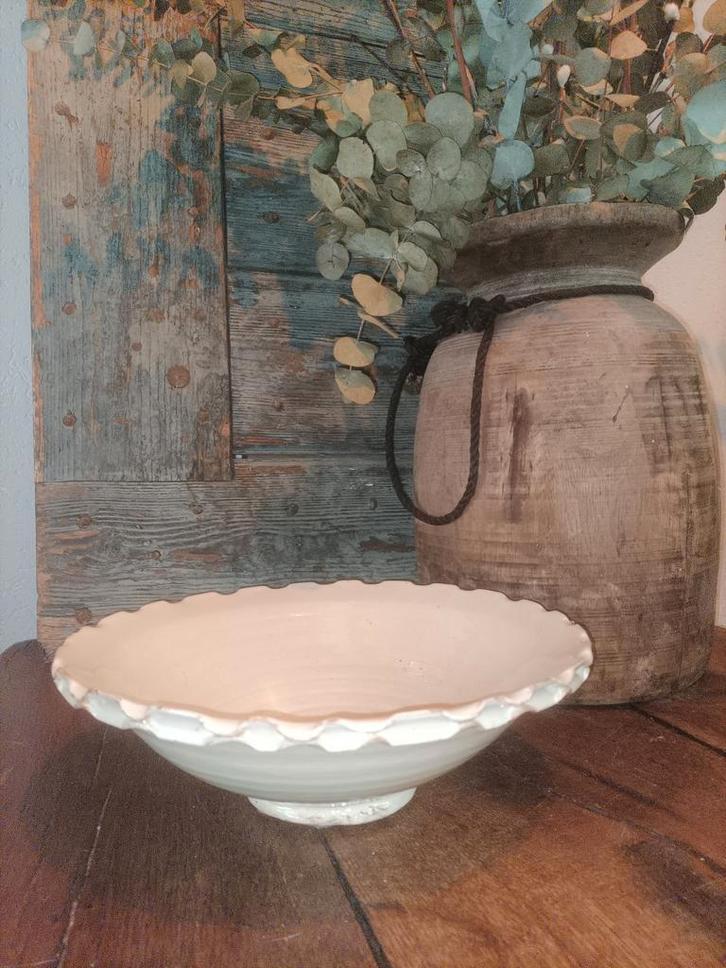 Oude brocante goed bewerkte schaal leuke details MOET WEG!!!, Huis en Inrichting, Woonaccessoires | Schalen en Manden, Zo goed als nieuw