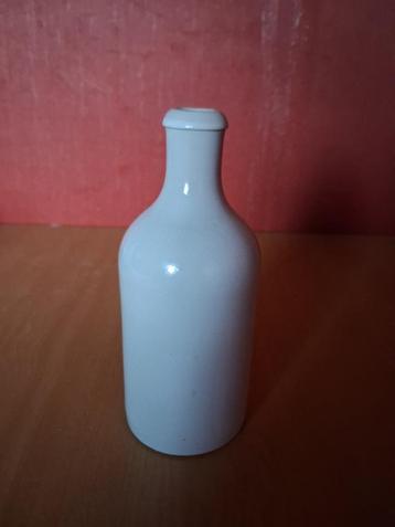 Stenen vaasje beschikbaar voor biedingen