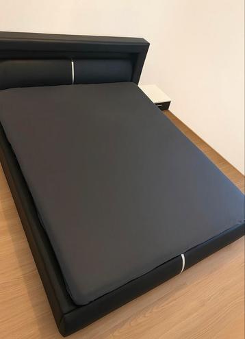 Tweepersoonsbed 160x200 + nachtkastjes + LED beschikbaar voor biedingen