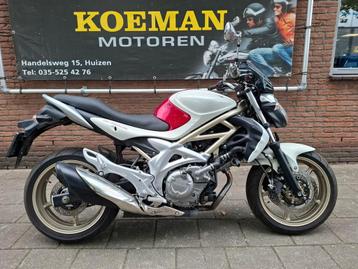 SUZUKI SFV 650 GLADIUS (bj 2009) Roze Paars Magneta SFV650  beschikbaar voor biedingen