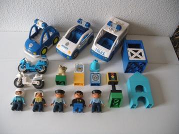 Set van de Duplo politie met 5 voertuigen en 5 politiemannen beschikbaar voor biedingen