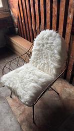 Rieten stoel met bontje, Ophalen, Relax stoel, Zo goed als nieuw, 50 tot 75 cm
