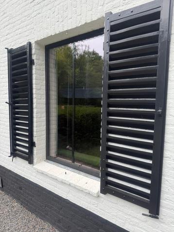 8 zwarte Houten Buitenluiken – Zo Goed Als Nieuw! beschikbaar voor biedingen