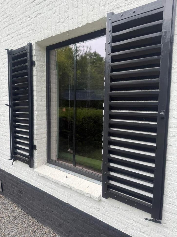 8 zwarte Houten Buitenluiken – Zo Goed Als Nieuw!, Doe-het-zelf en Verbouw, Kozijnen en Schuifpuien, Zo goed als nieuw, Raamkozijn