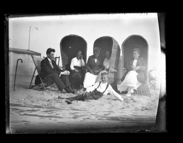 Glasnegatief Groepje op het Strand 1920 beschikbaar voor biedingen