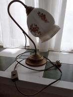 Oude lamp met glazen kelk met bloemen en koperen voet, Ophalen