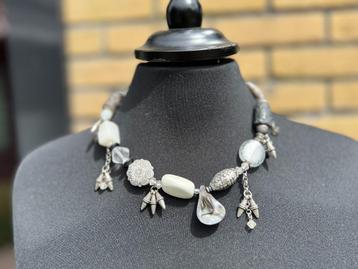 Ketting met bedels: grijs/wit/zilverachtig/zwart beschikbaar voor biedingen