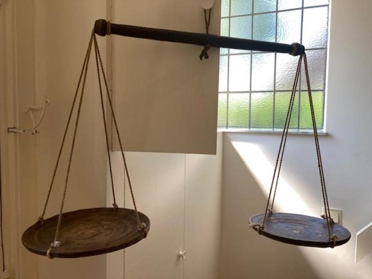 Oude Indonesische houten balans weegschalen (2), Antiek en Kunst, Antiek | Gereedschap en Instrumenten, Ophalen