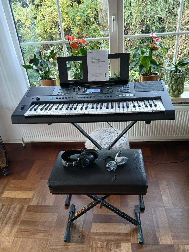 Yamaha PSR E473 Keyboard Set, Muziek en Instrumenten, Keyboards, Zo goed als nieuw, 61 toetsen, Yamaha, Aanslaggevoelig, Met standaard
