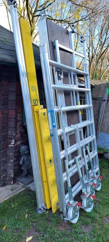 steiger-- Breed platform -NIEUWSTAAT-in hoogte uittebreiden beschikbaar voor biedingen