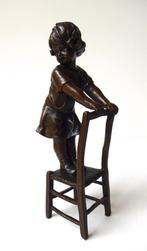 Bronzen beeldje van een meisje staande op een stoel 3307-b, Antiek en Kunst, Ophalen of Verzenden, Brons