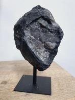 Smaragd in matrix op stalen standaard, Ophalen of Verzenden, Mineraal