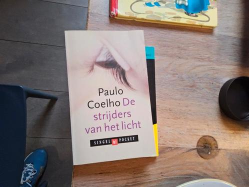 Paulo Coelho - De strijders van het licht, Boeken, Literatuur, Zo goed als nieuw, Nederland, Ophalen of Verzenden