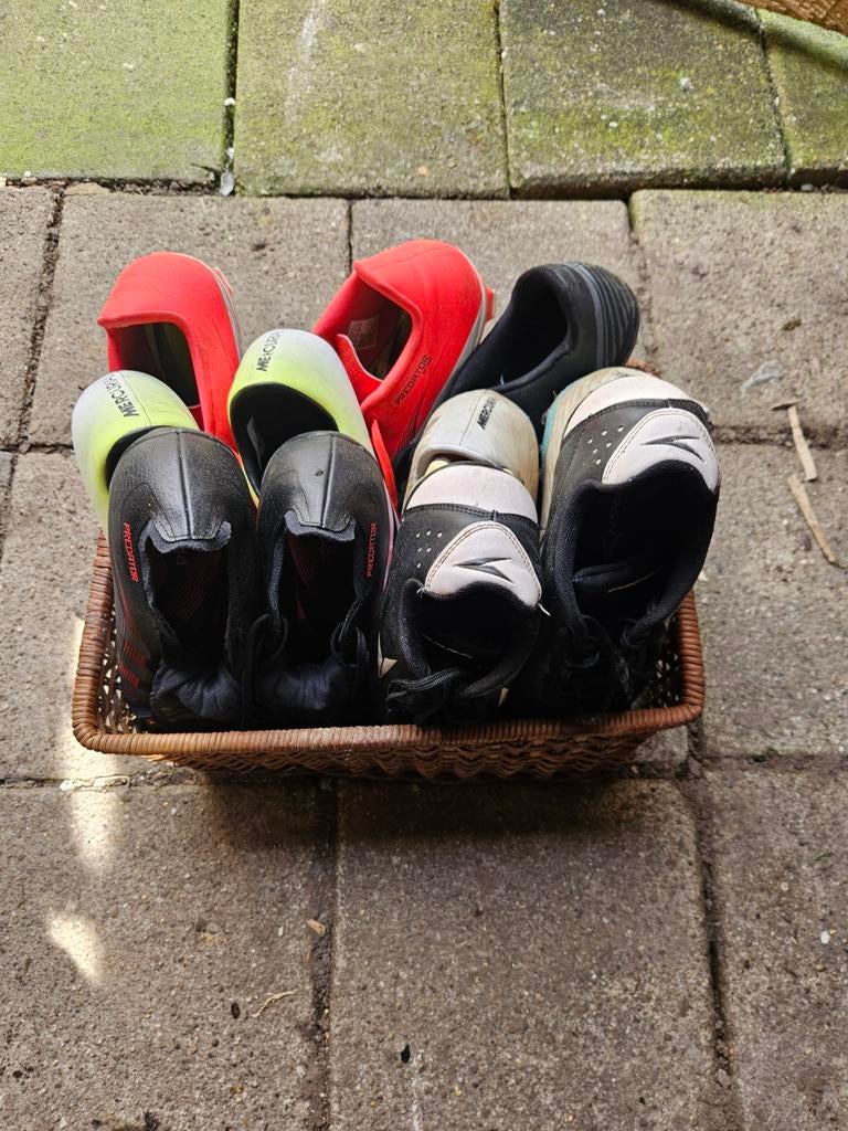 Voetbalschoenen in mand, Ophalen of Verzenden