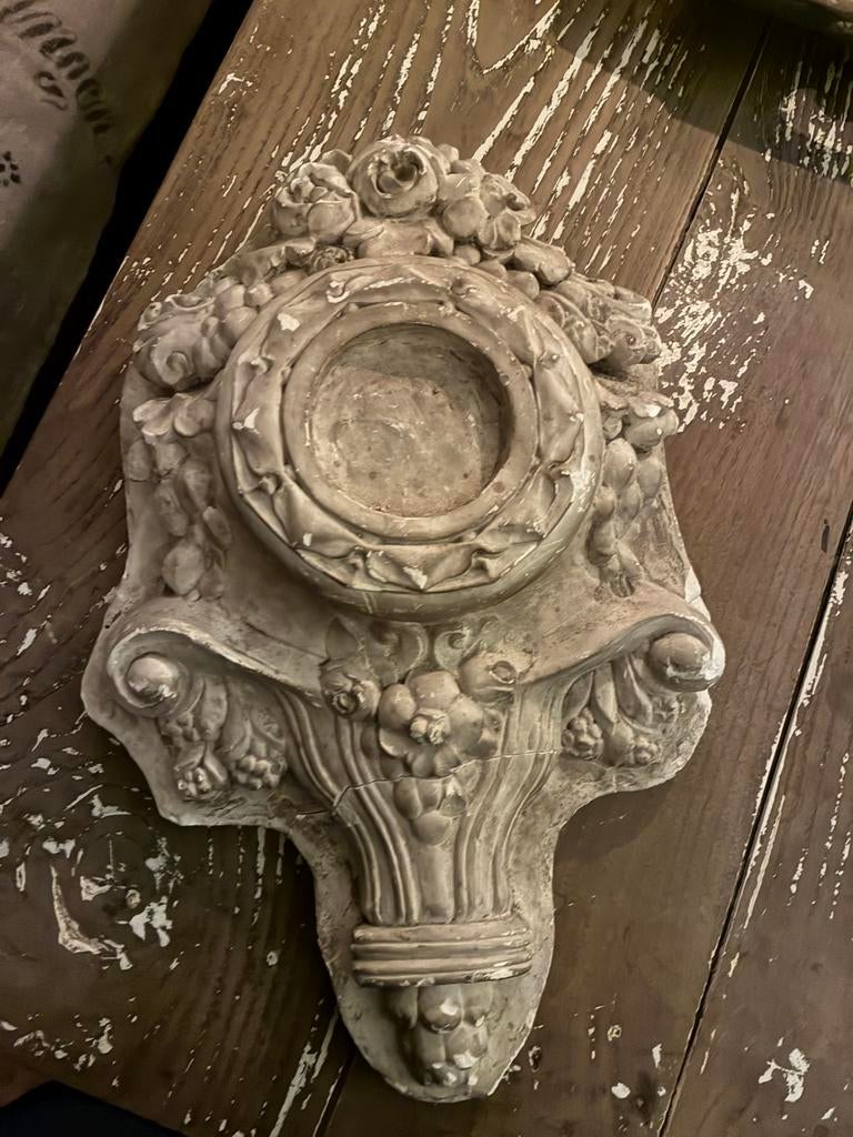 Antiek gipsen ornament, Ophalen