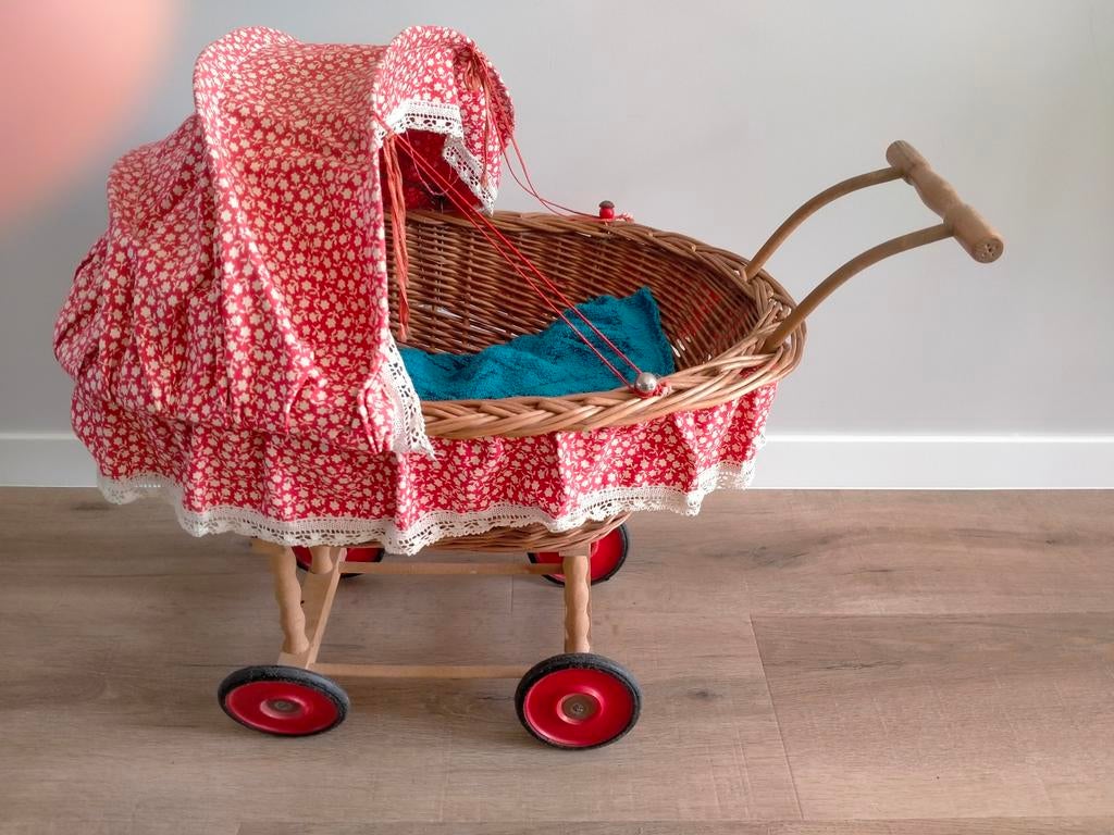 Poppenwagen van riet. (vintage), Kinderen en Baby's, Speelgoed | Poppen, Ophalen of Verzenden, Gebruikt, Babypop