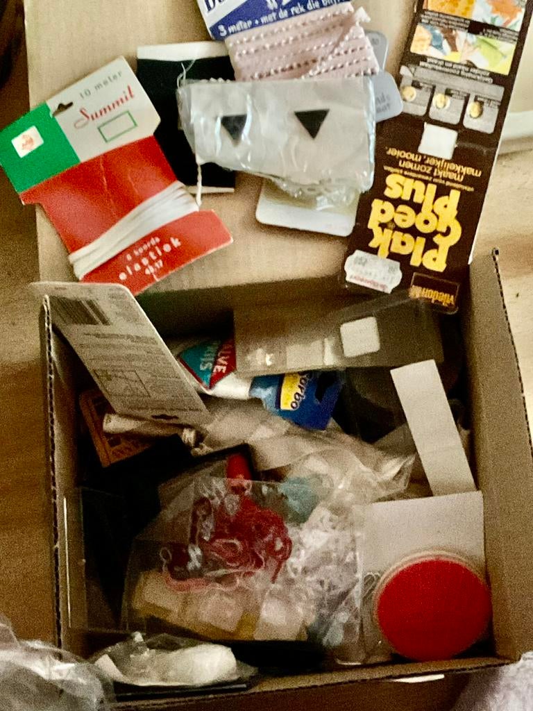 Fournituren doosje vol, Hobby en Vrije tijd, Naaien en Fournituren, Ophalen of Verzenden, Zo goed als nieuw