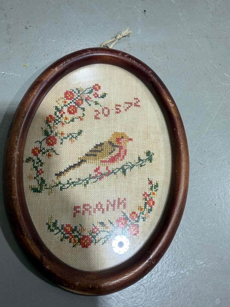 Geborduurd schilderijtje met vogel en naam Frank, Ophalen of Verzenden, Gebruikt, Handborduren, Overige typen