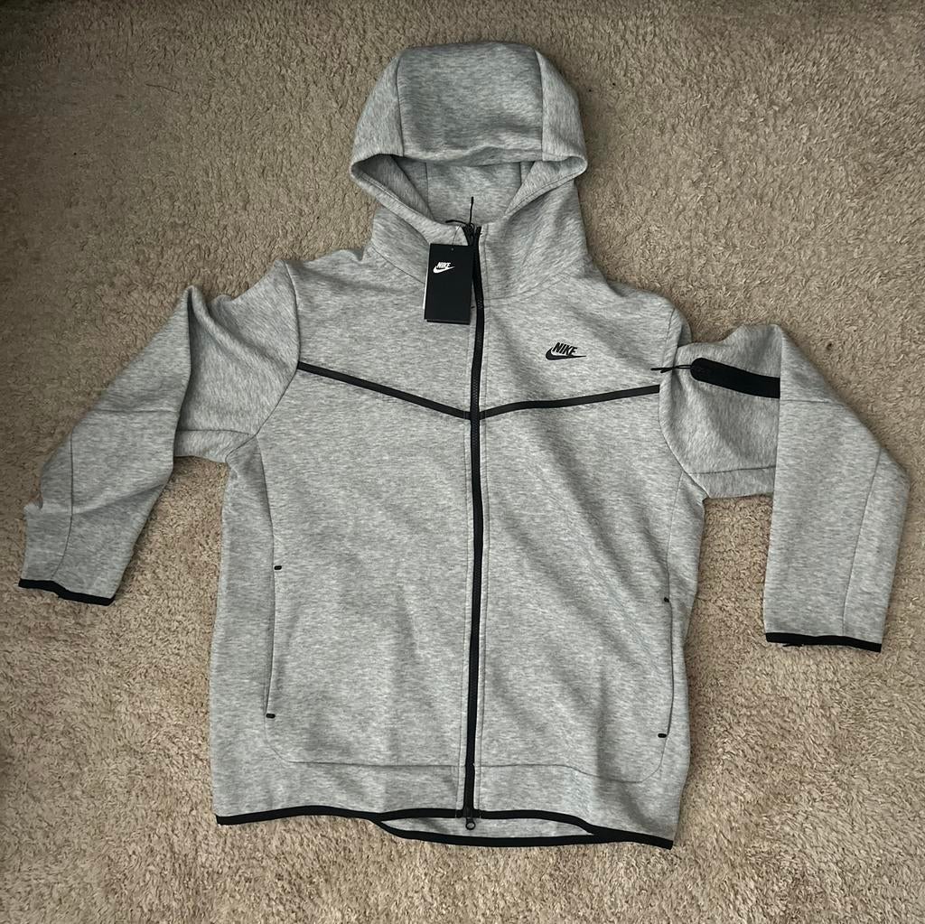 Nike Tech Fleece Tracksuit – New (With Tags), Kleding | Heren, Sportkleding, Ophalen of Verzenden, Nieuw, Maat 52/54 (L), Grijs