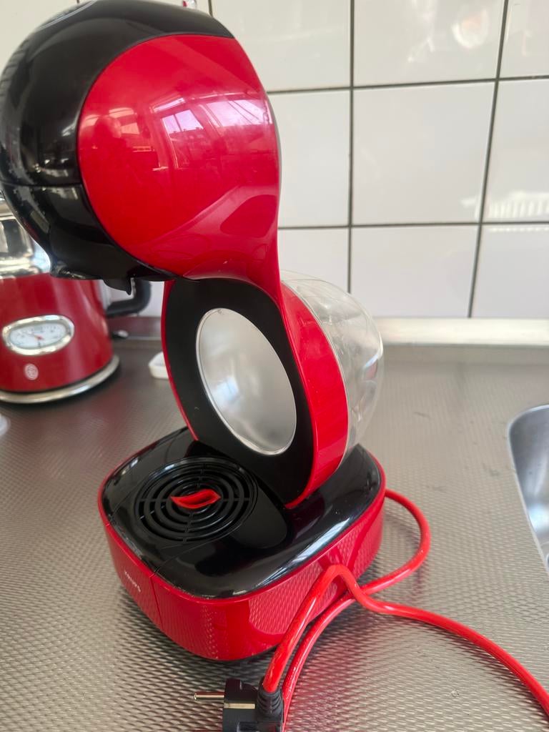 Krups Dolce Gusto koffiezetapparaat rood/zwart, Witgoed en Apparatuur, Koffiezetapparaten, Ophalen, Gebruikt, Koffiemachine, 1 kopje