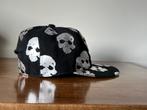 NIEUW: zwarte klep pet met schedels in zilver& doodshoofd, Ophalen of Verzenden, Nieuw, 57 cm (M, 7⅛ inch) of minder, Pet