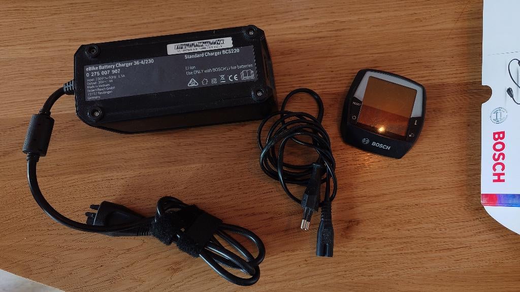 Bosch e-bike oplader en display, Fietsen en Brommers, Ophalen of Verzenden, Gebruikt