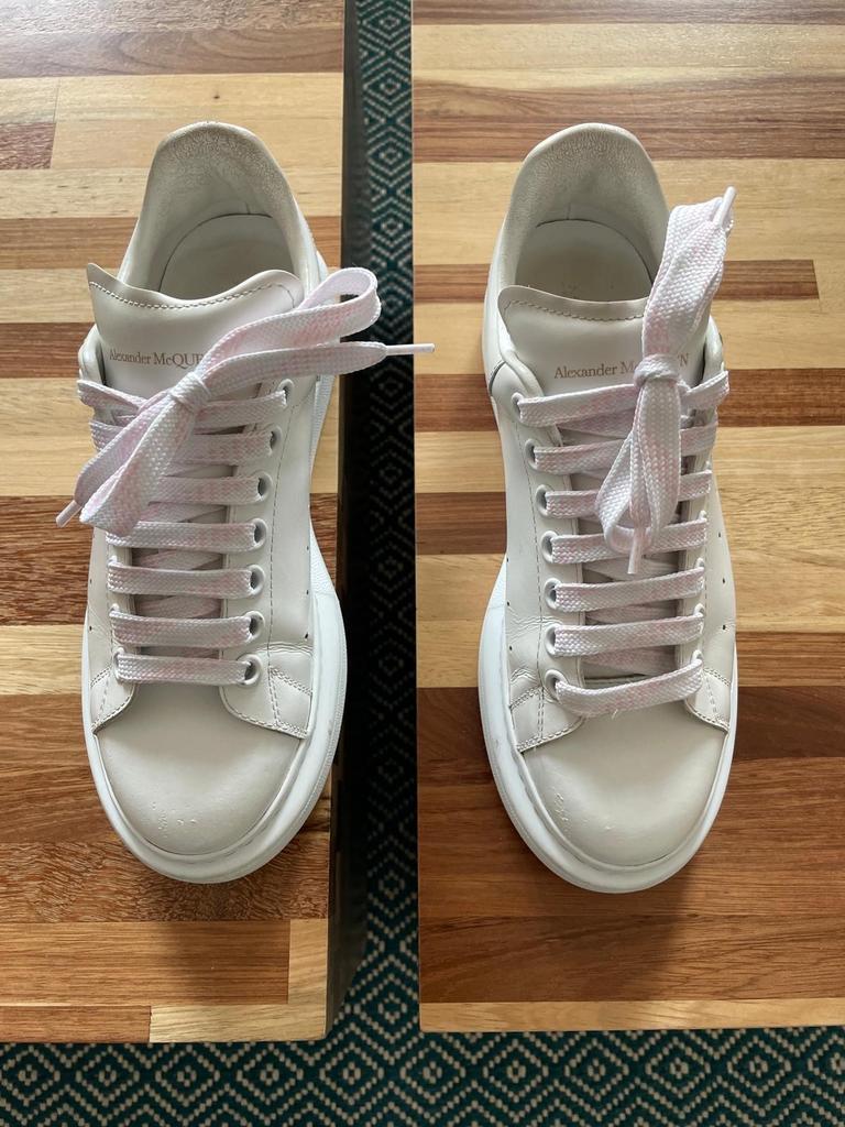 Alexander McQueen Witte Sneakers - Zo goed als nieuw, Kleding | Dames, Wit, Ophalen of Verzenden, Sneakers of Gympen, Zo goed als nieuw