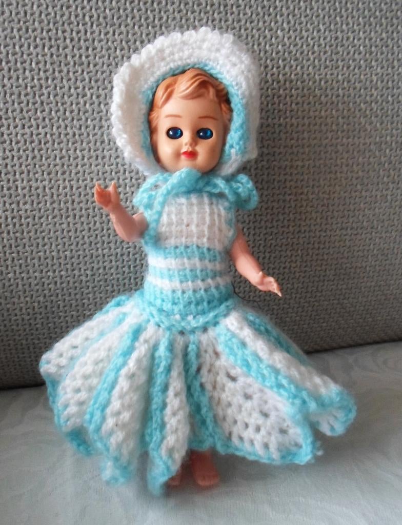 Oude pop met gehaakt jurkje. Jaren '50 - '60., Ophalen of Verzenden, Zo goed als nieuw, Pop