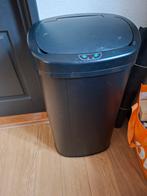 Zwarte prullenbak met sensor, Ophalen