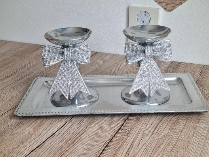 Mooie Vintage Set 2 Metalen Kandelaars met Strik + Dienblad, Huis en Inrichting, Woonaccessoires | Kandelaars en Kaarsen, Gebruikt