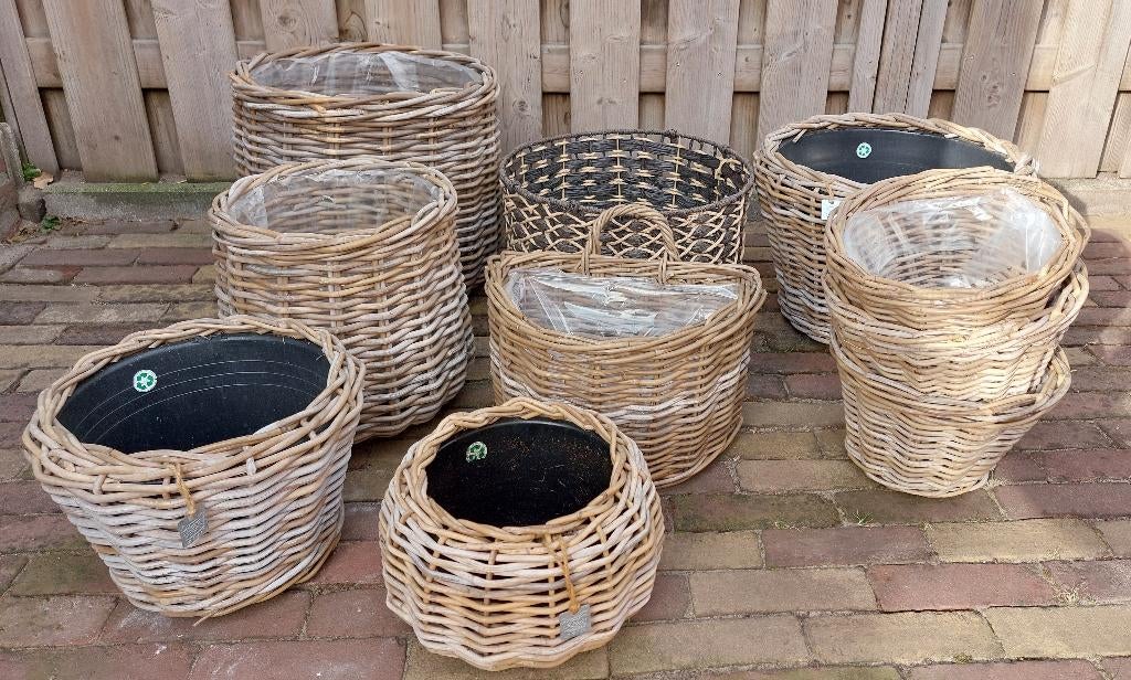10 rieten manden + 3  planthangers, Tuin en Terras, Ophalen, Rond, Zo goed als nieuw, Balkon