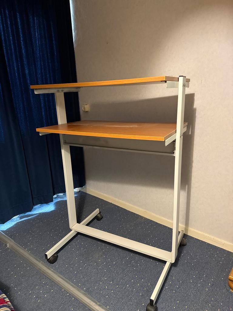 Verrijdbaar computerbureau met 2 bladen, Huis en Inrichting, Bureaus, Gebruikt, Computerbureau, Metaal, Wit, Met wielen, Ophalen of Verzenden