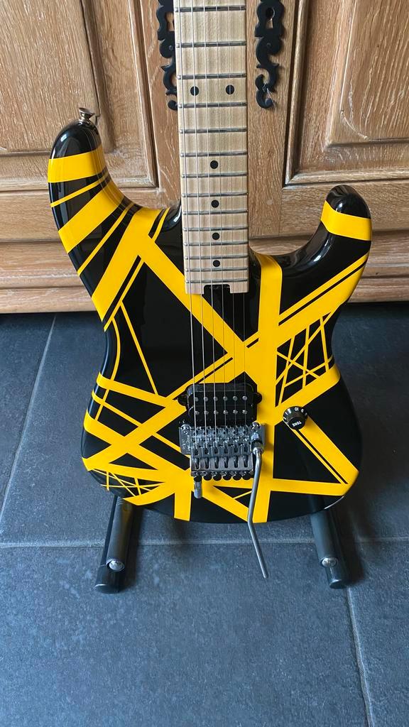 EVH Stripe Series Bumblebee, Muziek en Instrumenten, Snaarinstrumenten | Gitaren | Bas, Zo goed als nieuw, Ophalen