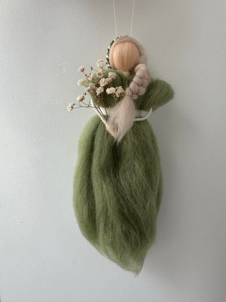 Handgemaakte vilten engel met bloemen, Ophalen of Verzenden, Nieuw, Knutselwerk