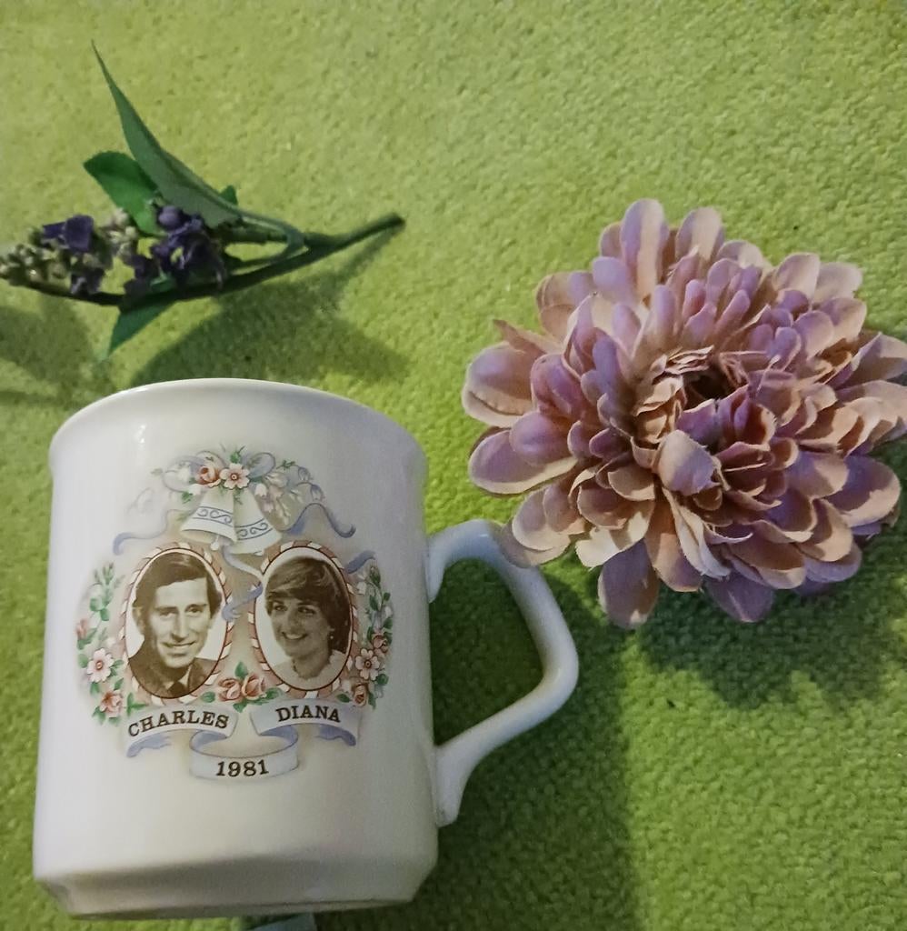 Thee/ koffie Beker 1981 prins Charles & prinses Diana, Verzamelen, Koninklijk Huis en Royalty, Ophalen of Verzenden, Gebruikt
