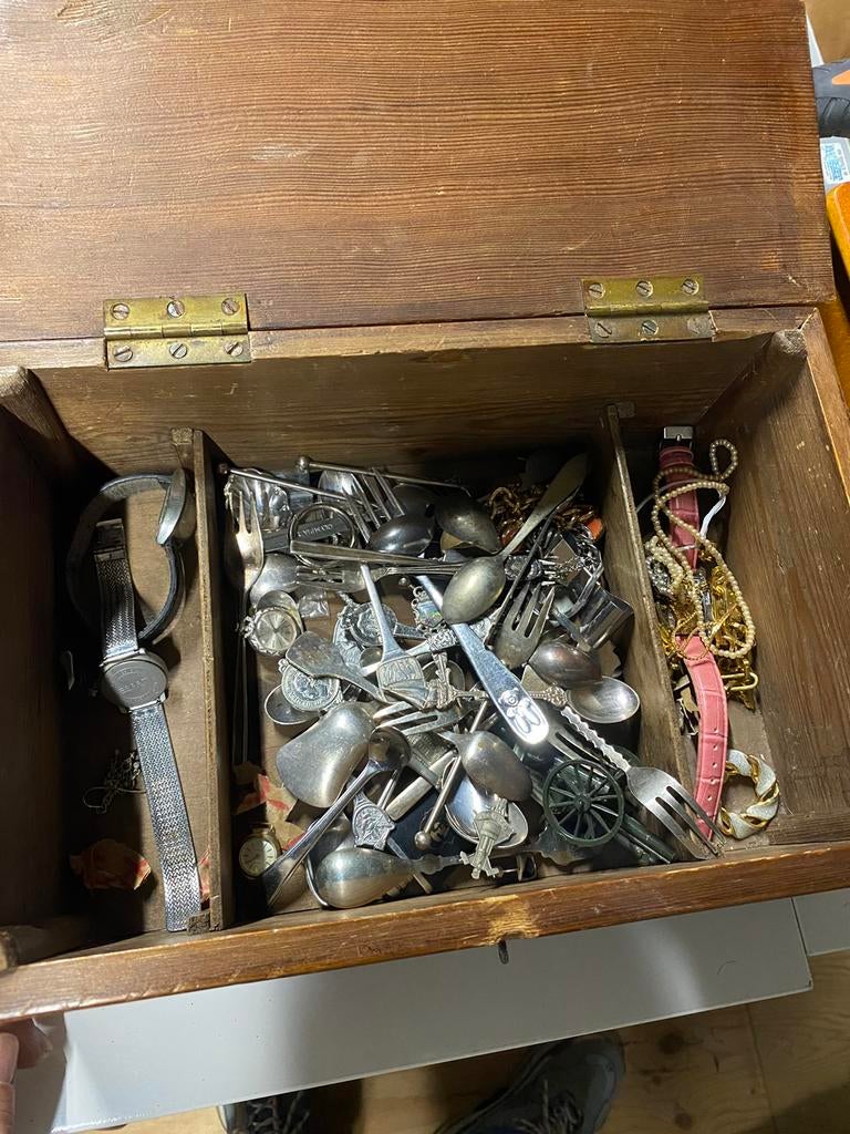 goud houten kist met sieraden zilveren lepels klokjes, Ophalen of Verzenden, Zo goed als nieuw