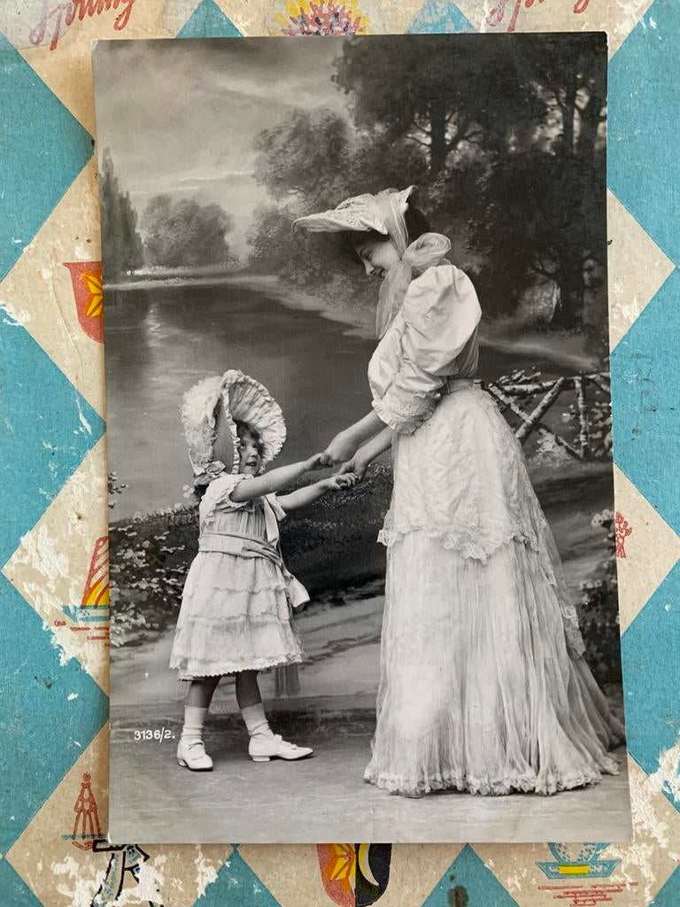 26-11-1906 Moeder en dochter bij de vijver (KK), Ophalen of Verzenden, Voor 1920, Gelopen, Kinderen