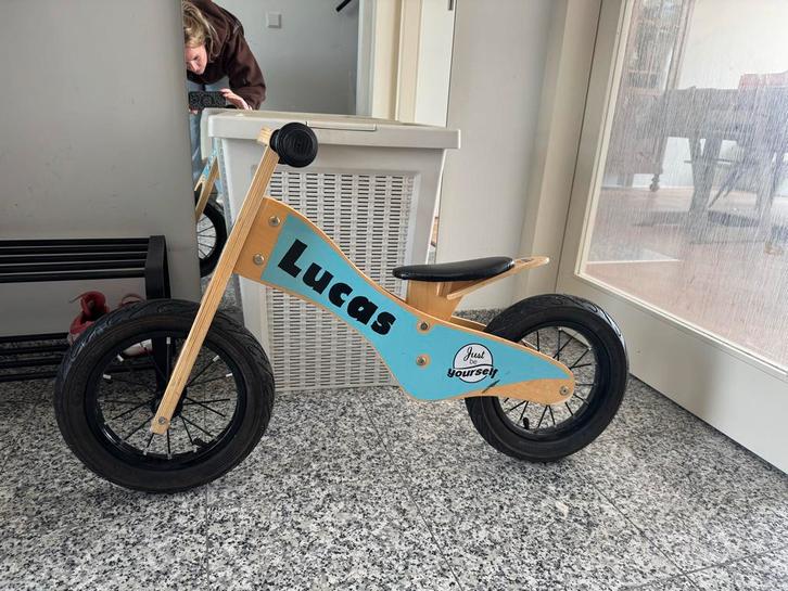 Houten loopfiets Lucas - Blauw met naam, Kinderen en Baby's, Speelgoed | Buiten | Voertuigen en Loopfietsen, Gebruikt, Loopfiets
