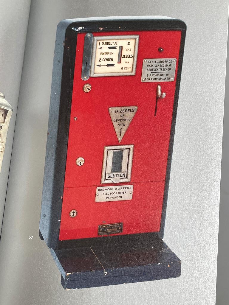 Volleboel het straatmeubilair van PTT te midden van andere., Ophalen of Verzenden, Overige typen