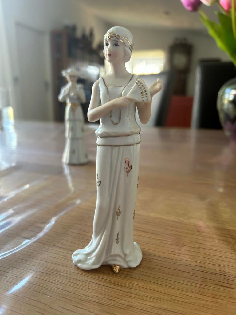 Vintage porseleinen beeldje van vrouw met waaier, Antiek en Kunst, Antiek | Porselein, Ophalen of Verzenden