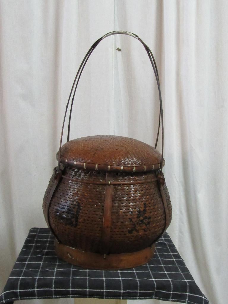 Antieke Indonesische bamboe mand met handvat, Ophalen