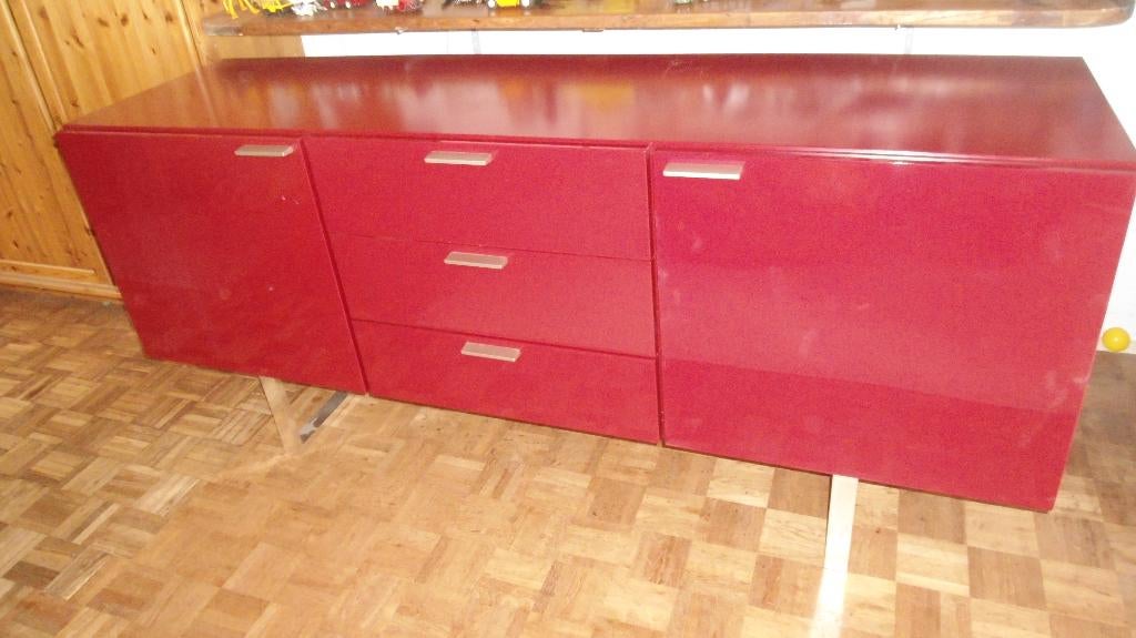 Dressoir rood design   Gratis, Huis en Inrichting, Kasten | Dressoirs, Ophalen, Met deur(en), 25 tot 50 cm, 150 tot 200 cm