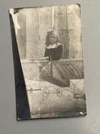 Fotokaart met meisje in een vliegtuig ca. 1910 (Oostvoorne)